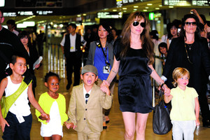 Holivudas ūžia - Angelina Jolie su naujuoju draugu ketina įsivaikinti afrikietį