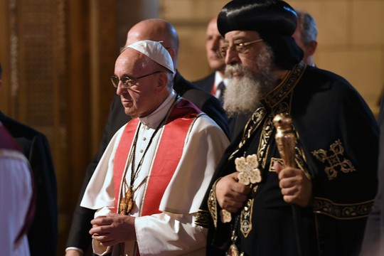Katalikų ir koptų popiežiai meldėsi „Islamo valstybės“ išpuolio taikiniu tapusioje Egipto bažnyčioje