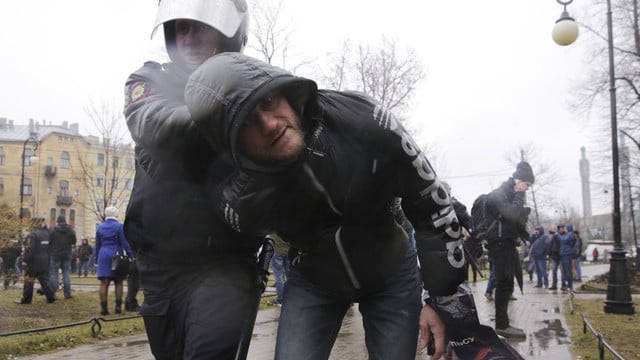 Rusija Vladimiro Putino nebenori: areštinėse atsidūrė 100 protestuotojų