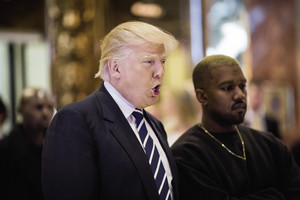 Donaldas Trumpas per 100 dienų valdžioje minėjimą deklamavo eiles