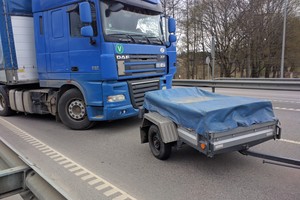 Reidas Vilniuje: neatidus vilkiko vairuotojas taranavo policijos sustabdytos mašinos priekabą