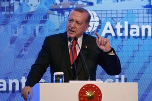 Turkijoje atleista dar apie 4 tūkstančius pareigūnų