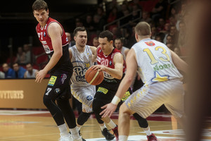 LKL ketvirtfinalio starte „Lietuvos rytas“ 33 taškais nokautavo Pasvalį, o „Lietkabelis“ neįtikėtinai  išsigelbėjo