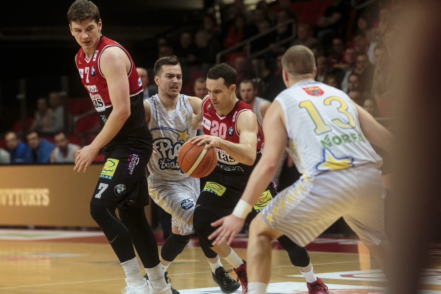 "Lietuvos rytas" pirmose LKL ketvirtfinalio serijos rungtynėse nepasigailėjo "Pieno žvaigždžių"