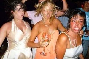 Nesigailėk, jei likai namuose: baisiausios vakarėlių akimirkos