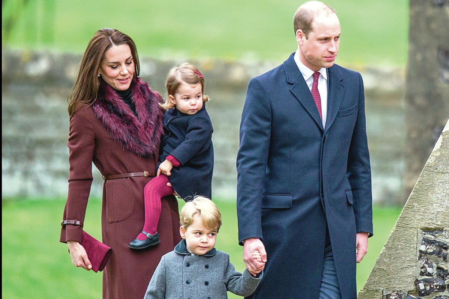 Didžiosios Britanijos princo Williamo ir jo žmonos Catherine sūnus princas George’as ir duktė princesė Charlotte medžiojo šokoladinius kiaušinius.