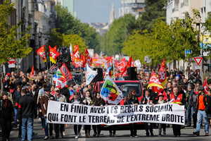 Tarptautinė darbo diena pasaulyje minima audringomis demonstracijomis