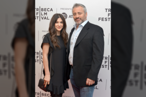 Serialo „Draugai“ žvaigždė Mattas LeBlancas pristatė gerokai jaunesnę mylimąją