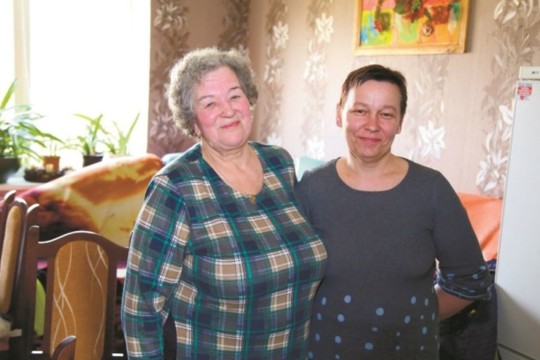 18 sumuštų ir utėlėtų vaikų priglaudusiai mamai – biurokratų grasinimai