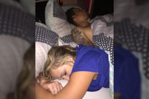 Mylimąją su kitu lovoje užtikęs vyras padarė tai, ko niekas nesitikėjo