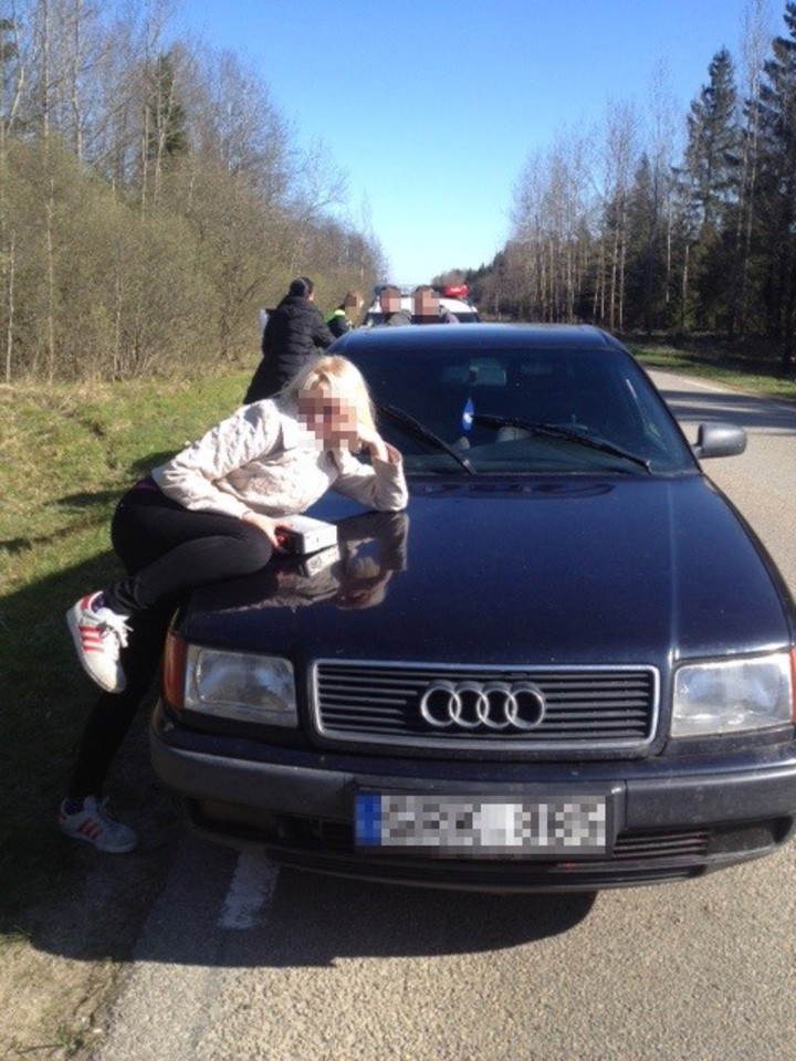 Ne darbo metu pasienietis sustabdė "Audi" su penkiais girtais jaunuoliais.