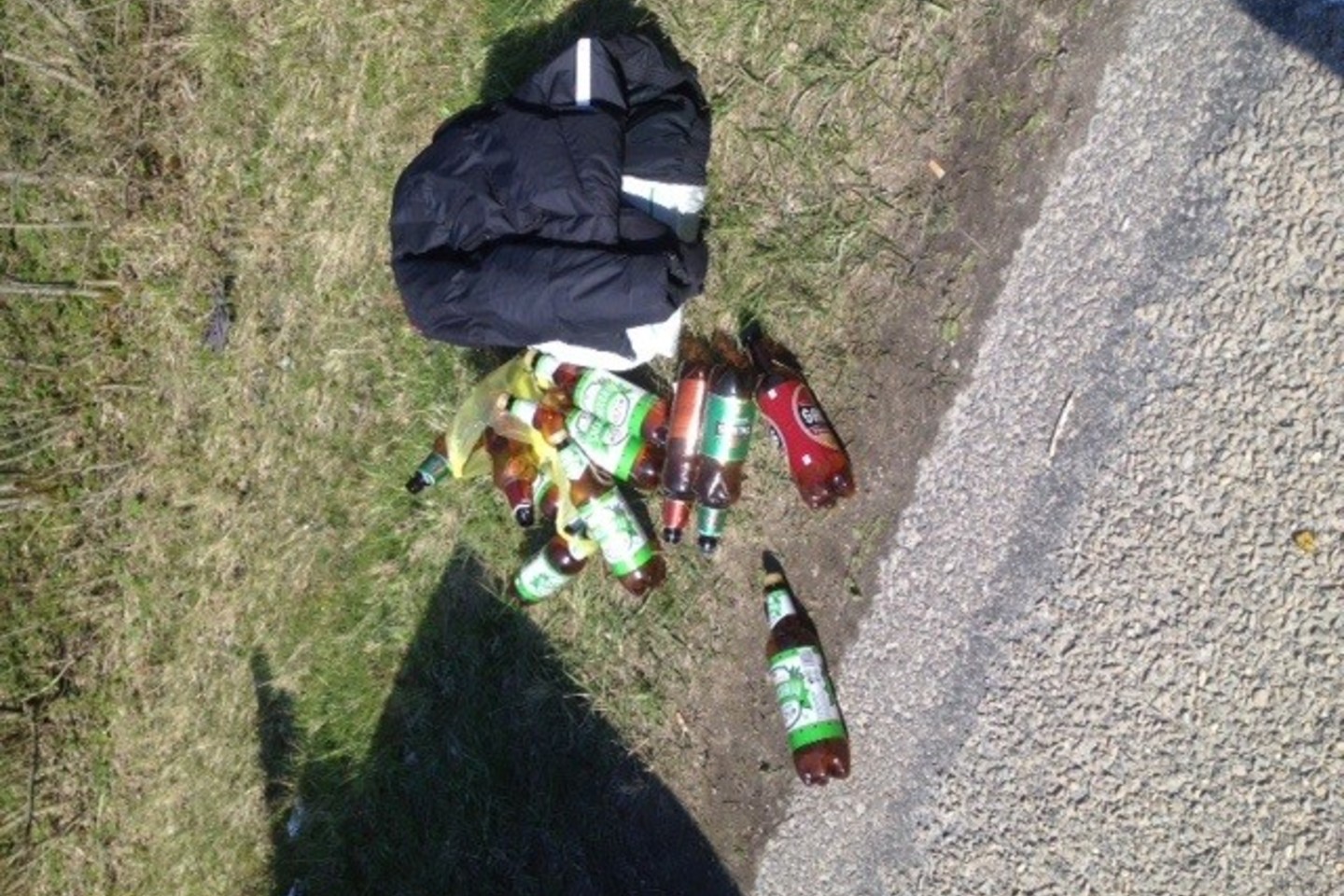 Automobilyje buvo pilna alkoholinių gėrimų butelių.<br> Valstybės sienos apsaugos tarnybos nuotr.