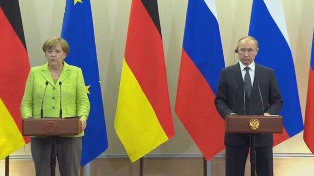 Angela Merkel ir Vladimiras Putinas: santykiai gerėja, bet Minsko susitarimas turi būti įgyvendintas