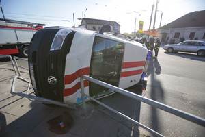 Kaune virto greitosios automobilis, ugniagesiai gelbėjo prispaustą pacientą