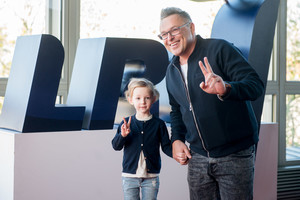 LRT televizijos ypatingoje 60-mečio šventėje Egmontas Bžeskas pasirodė su dukrele