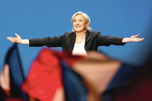 Skambią kalbą Marine Le Pen nusižiūrėjo nuo priešininko