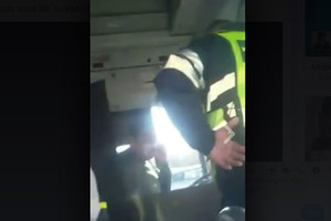 Nufilmuota, kaip susipykęs su kontrolieriais Vilniuje vairuotojas metė savo autobusą