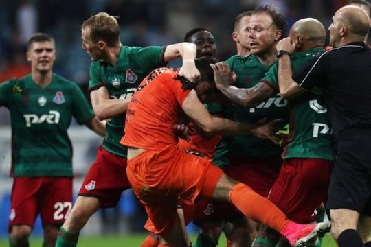 Futbolo rungtynėse Rusijoje – masinės žaidėjų muštynės