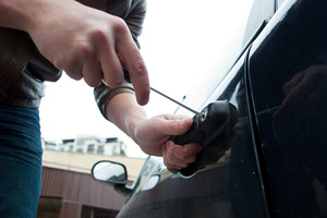 Po automobilių detalių vagysčių bangos - naujas ženklas