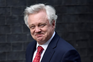 Jungtinė Karalystė sako per „Brexit“ derybas nesileisianti bauginama