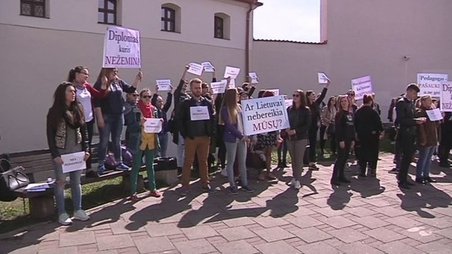 Protestas: studentai sukilo dėl pedagogų studijų finansavimo mažinimo