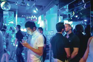 Griežta Pekino politika netrukdo skleistis homoseksualų meilei