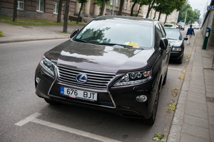 Pirkdami prabangius hibridinius automobilius lietuviai renkasi vieną gamintoją