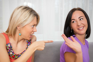 Emigrantės susikibo dėl darbo vietos: „Tave, žiurke, pamatys visa Lietuva“