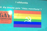  Tikybos mokytoja savo pamokoje dėstė nebūtus faktus apie homoseksualius asmenis.<br> Stop kadras