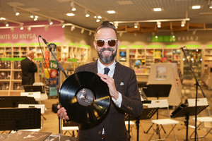 Linas Adomaitis su trenksmu pristatė naujausią vinilo plokštelę