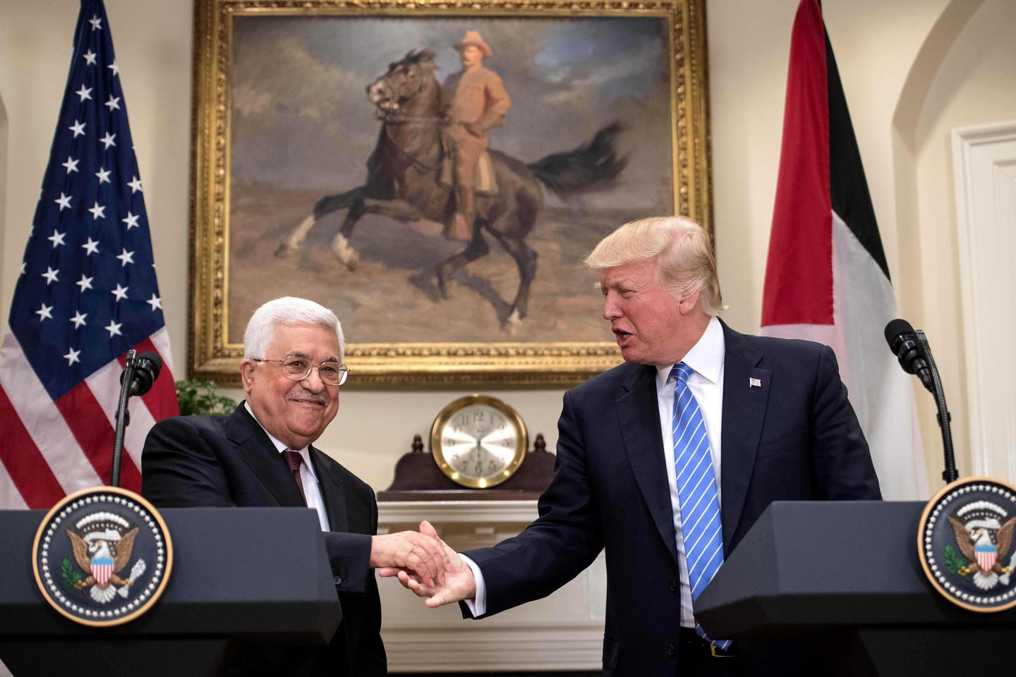 D.Trumpas trečiadienį Baltuosiuose rūmuose priėmė M.Abbasą (kairėje).