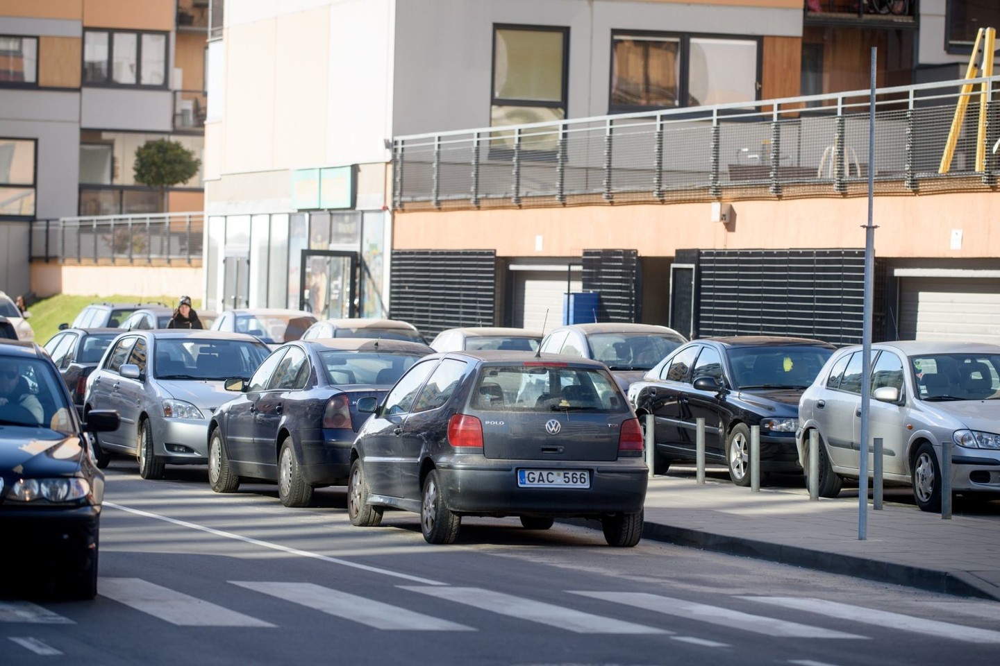 Po darbo visiems grįžus namo dėl vietos automobiliui prasideda kova be taisyklių.