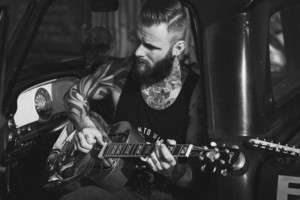 „Bliuzo naktyse“ – kovos menų meistro rokenrolas ir „Voice of USA“ dalyvio talentas