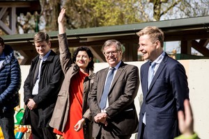 Šiltnamį laimėję Vilniaus darželinukai kartu su meru sodino daržoves