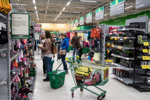 Vilniečiai prieš uždarymą šluoja parduotuvę „Prisma“ ir atsižada Lenkijos