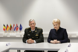 Dalia Grybauskaitė su Belgijos karaliumi aplankė karius Rukloje
