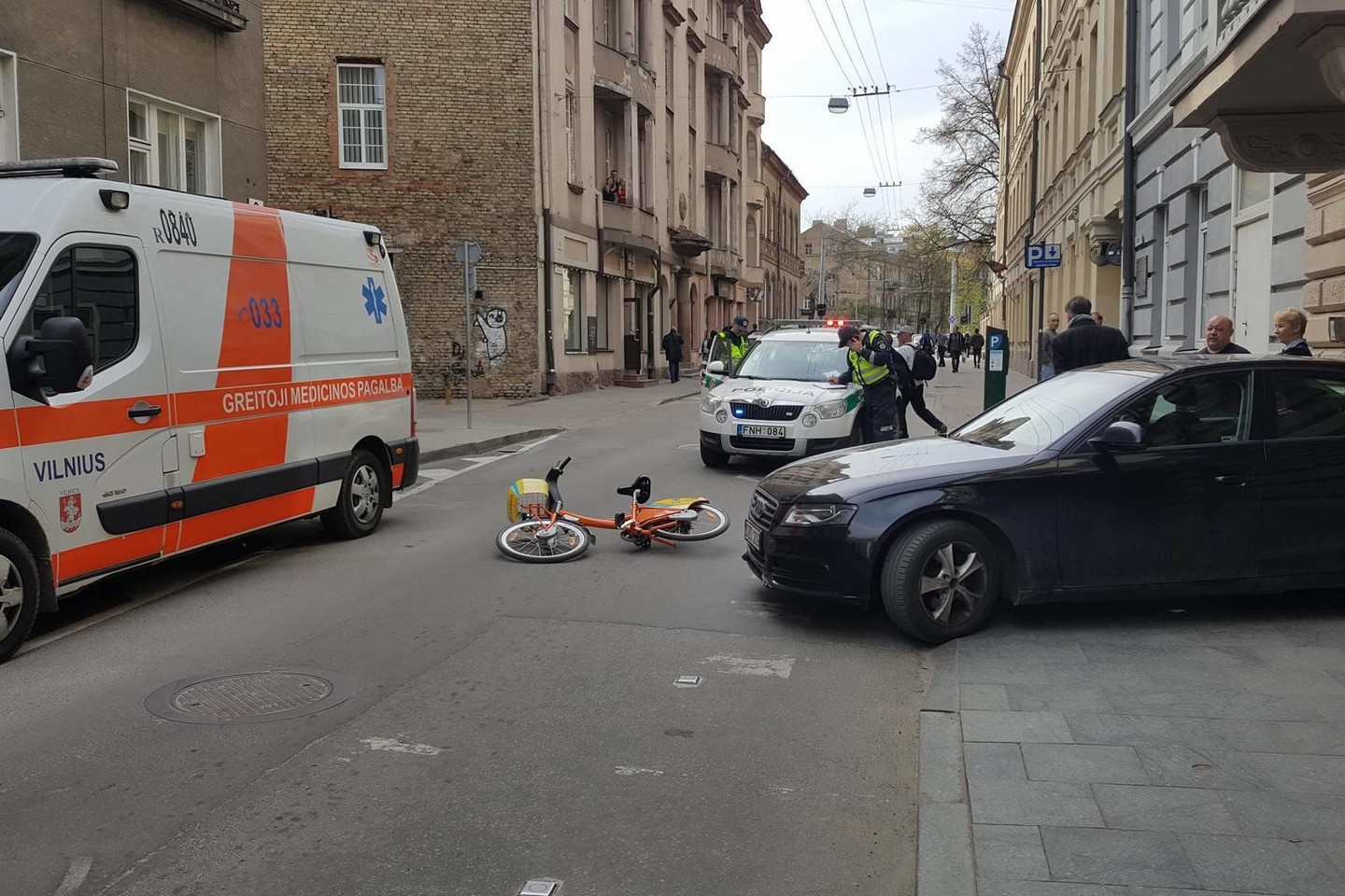Vilniaus senamiestyje partrenktas dviratininkas.
