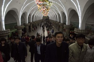 Šiaurės Korėjos metro kontrastai: stulbinanti prabanga ir baugi paskirtis