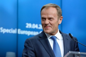 Donaldas Tuskas perspėja apie grėsmę „Brexit“ deryboms