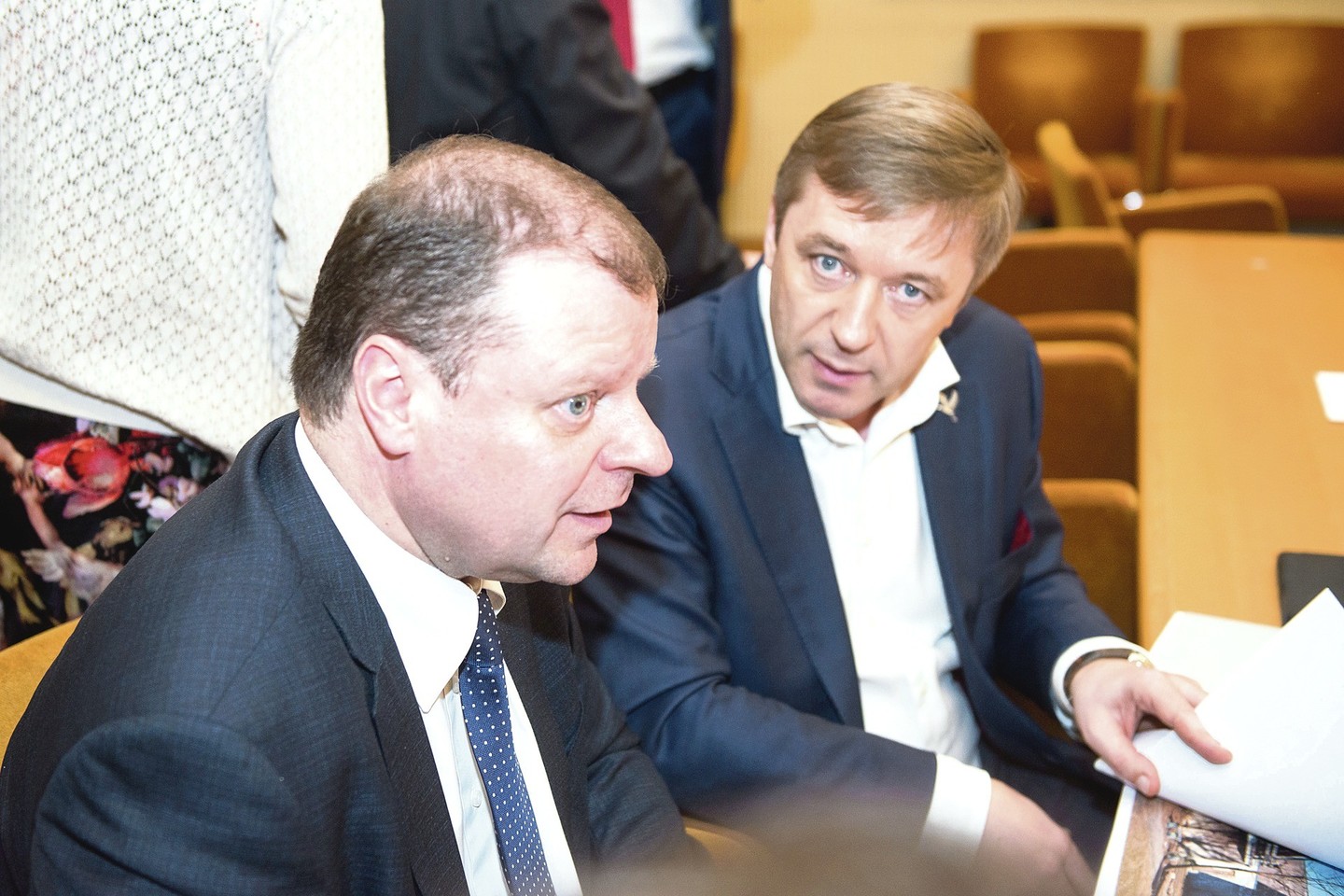 Valstiečių ir žaliųjų sąjungos pirmininko R.Karbauskio ir Vyriausybės vadovo S.Skvernelio nuomonė dėl emigracijos stabdymo yra ne kartą susikirtusi.<br>R.Danisevičiaus nuotr.