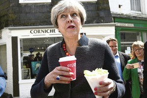 Derybose su Briuseliu Theresa May kursto sumaištį