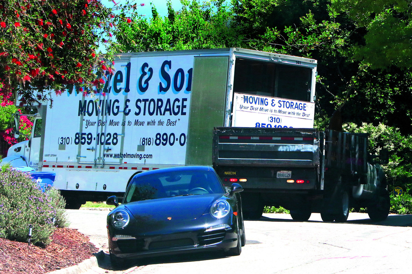 B.Afflecko baldus ir kitus daiktus išgabeno šis sunkvežimis.<br>  "ViDA Press" nuotr. 