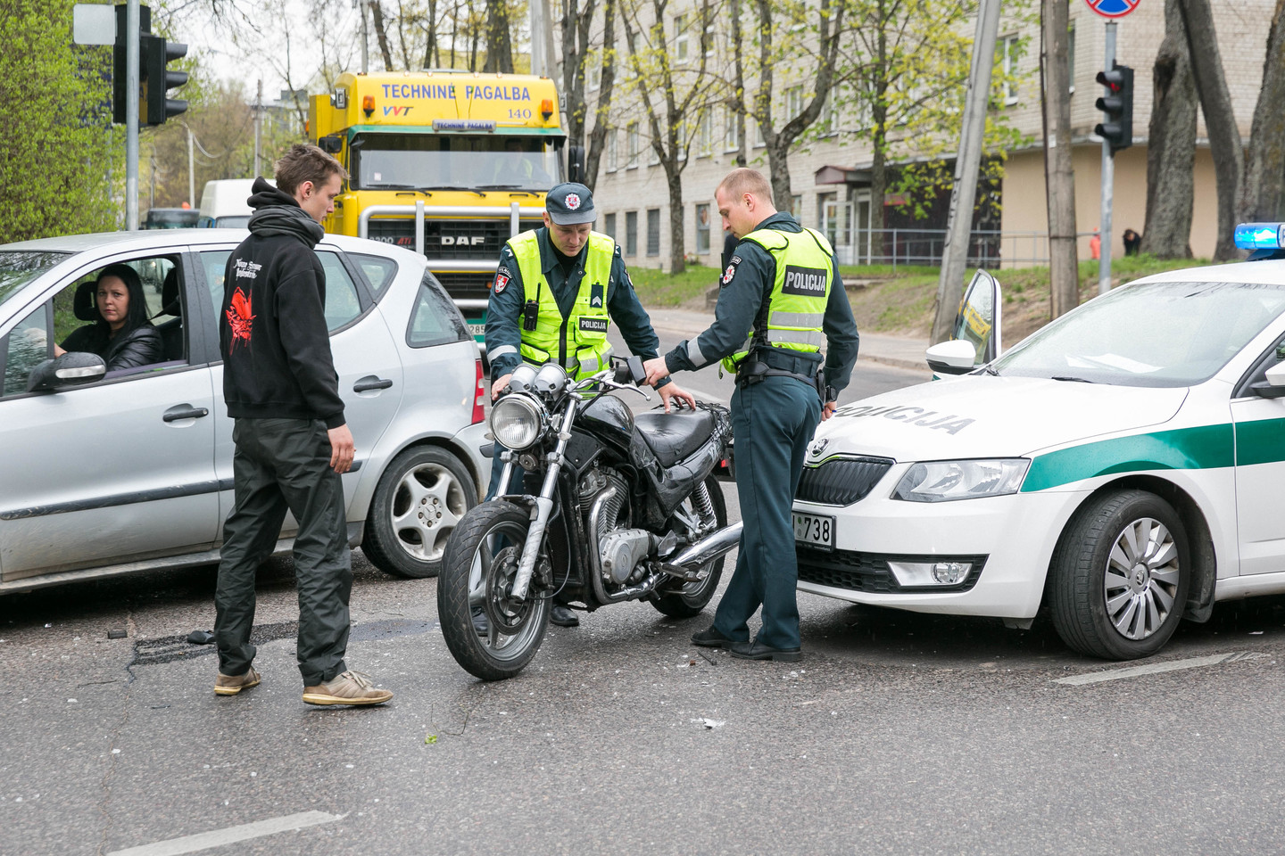 Vilniuje susidūrė motociklas ir automobilis, nukentėjo moteris.