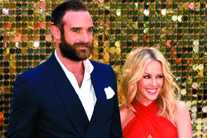 Dainininkės Kylie Minogue berniukas žaisliukas pasipustė padus 