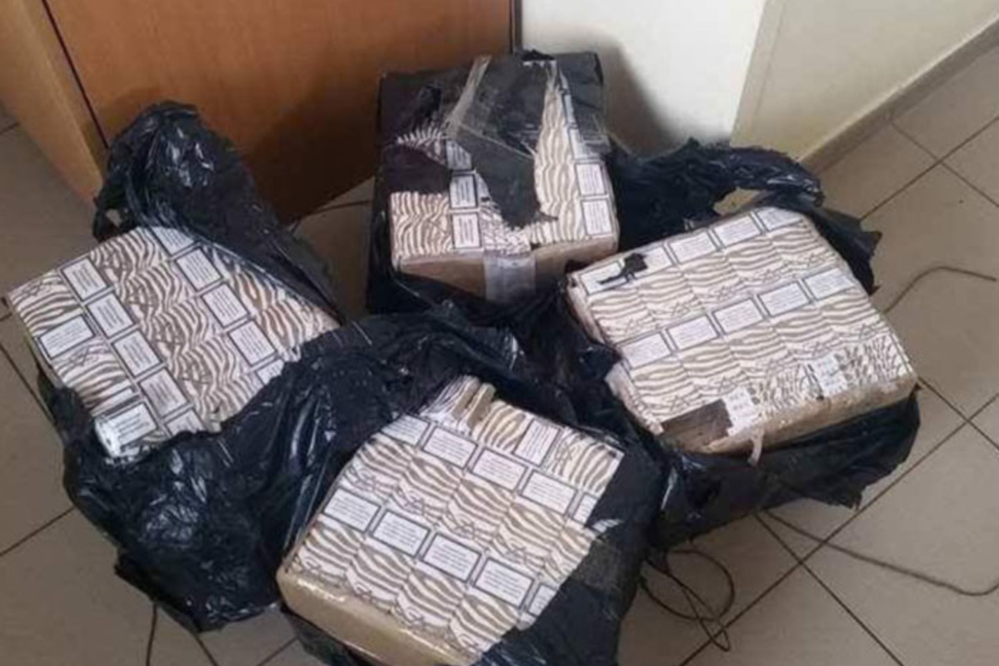 Cigarečių krovinio „iškylautojas“ pasiimti ėjo nešinas radijo ryšio stotele.