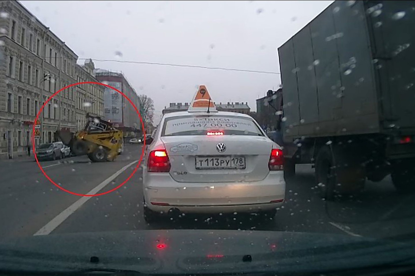 Nevaldomas krautuvas sutrikdė eismą plačioje gatvėje ir aplamdė mažiausiai vieną automobilį.