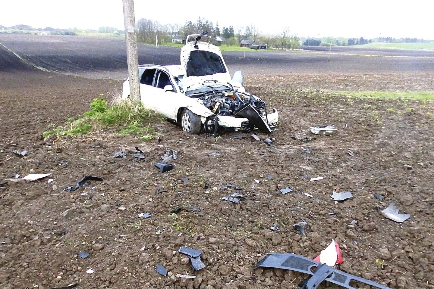 Taip po ketvirtadienį įvykusios avarijos atrodė automobilis „Audi“, kuriuo važiavo dvi merginos, ir mopedas „Yamaha“, pražudęs du jų giminaičius.