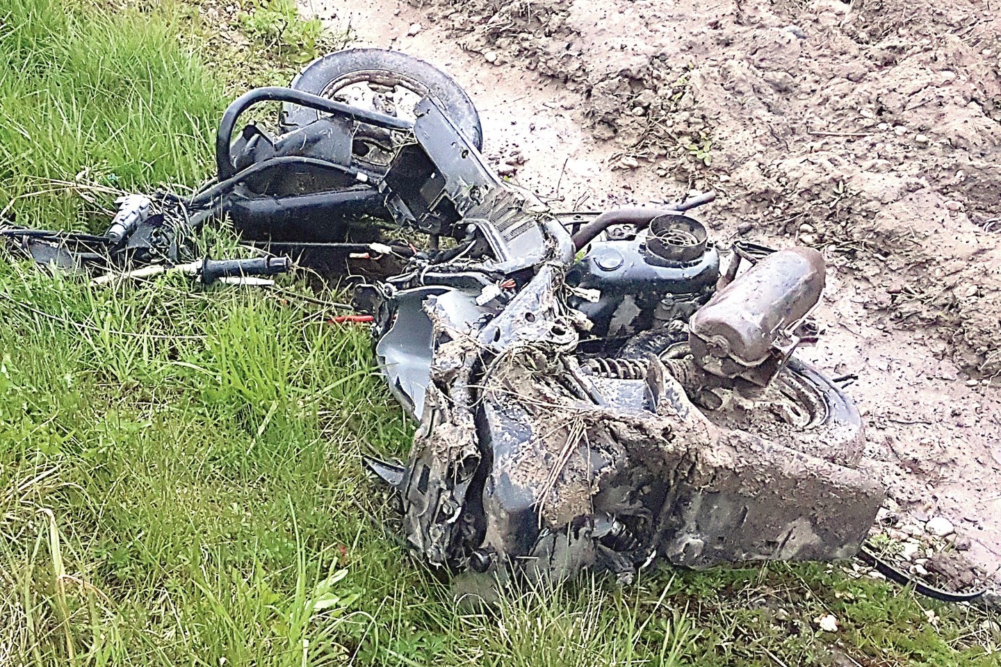 Taip po ketvirtadienį įvykusios avarijos atrodė automobilis „Audi“, kuriuo važiavo dvi merginos, ir mopedas „Yamaha“, pražudęs du jų giminaičius.<br>Policijos nuotr.