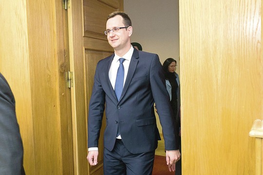 Mundurą atnaujino, bet senų įpročių pasiliko