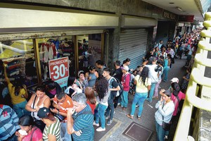 Naftos pertekusi šalis – be benzino ir pinigų